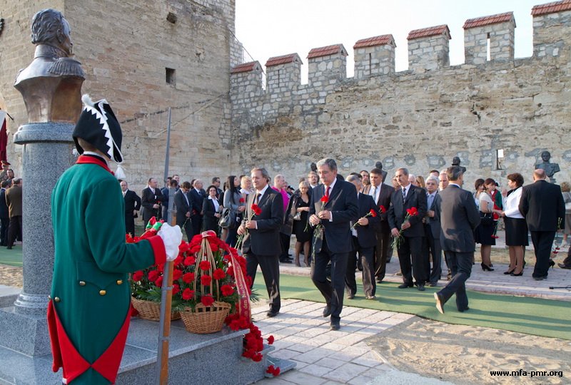 В Бендерской крепости был открыт бюст генералу фельдмаршалу Петру Христиановичу Витгенштейну и состоялась презентация коньяка «Князь Витгенштейн» В Бендерской крепости был открыт бюст генералу фельдмаршалу Петру Христиановичу Витгенштейну и состоялась презентация коньяка «Князь Витгенштейн»