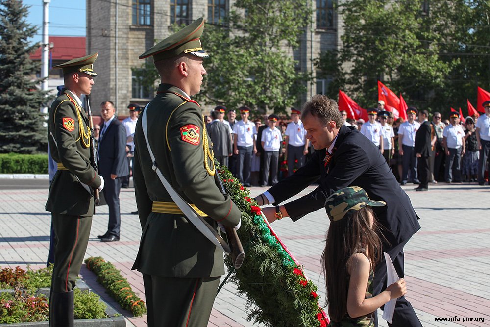 Президент ПМР принял участие в церемонии возложения цветов, приуроченной ко Дню Победы Президент ПМР принял участие в церемонии возложения цветов, приуроченной ко Дню Победы