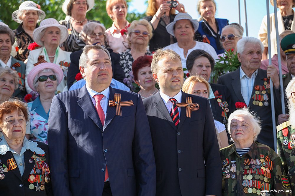 Президент ПМР принял участие в церемонии возложения цветов, приуроченной ко Дню Победы Президент ПМР принял участие в церемонии возложения цветов, приуроченной ко Дню Победы