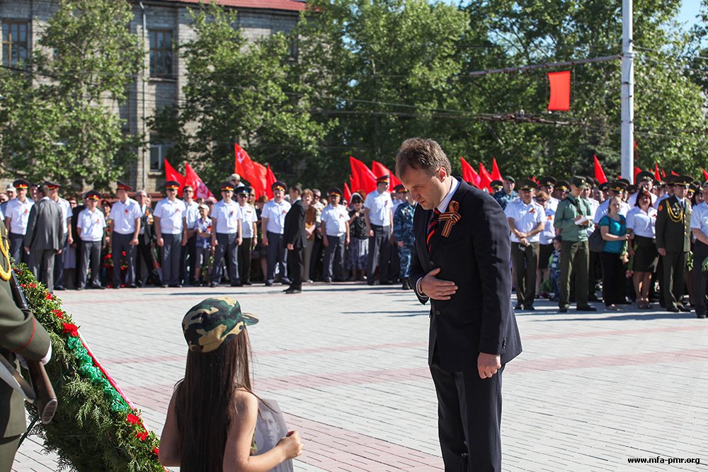 Президент ПМР принял участие в церемонии возложения цветов, приуроченной ко Дню Победы Президент ПМР принял участие в церемонии возложения цветов, приуроченной ко Дню Победы