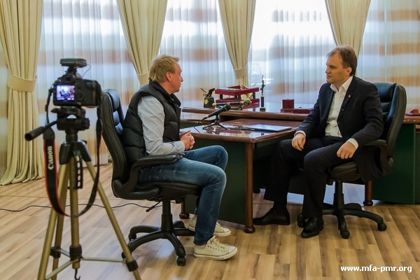 Президент ПМР Евгений Шевчук ответил на вопросы съемочной группы телеканала «Россия 24» Президент ПМР Евгений Шевчук ответил на вопросы съемочной группы телеканала «Россия 24»